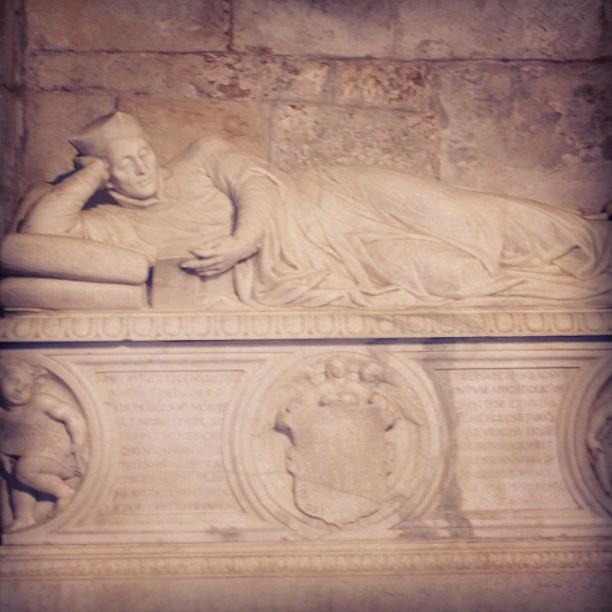 Sepulcro de Antonio del Corro, en San Vicente de la Barquera