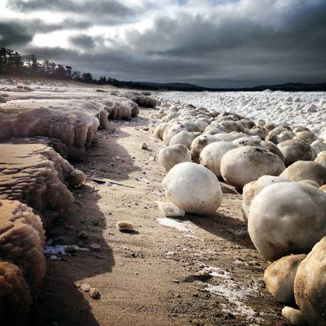 bolas de hielo gigantes en la orilla del lago Michigan