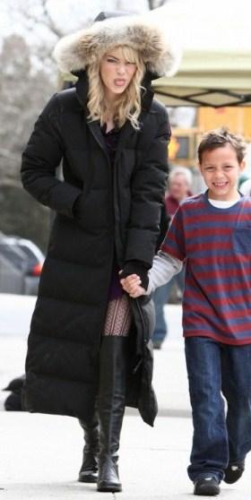 ¡Quiero el plumífero Canada Goose de Emma Stone!