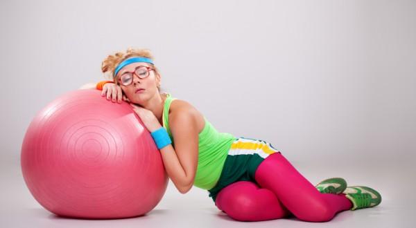 Mujer durmiendo en un balon