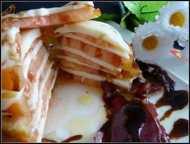 Ensalada de tomate y mozzarella con cecina.