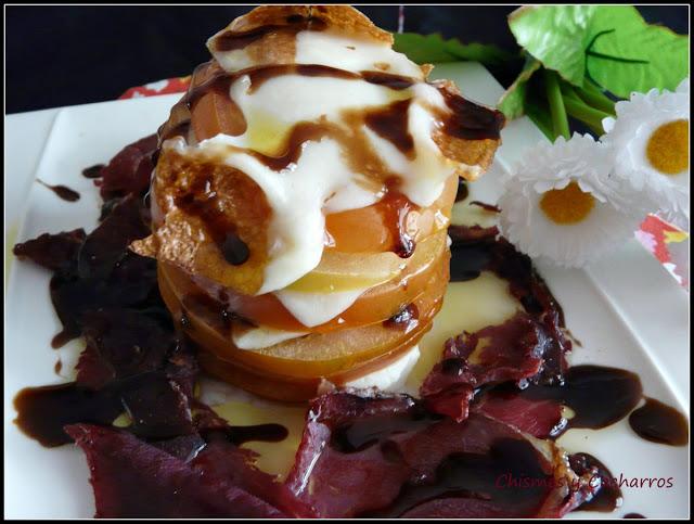 Ensalada de tomate y mozzarella con cecina.