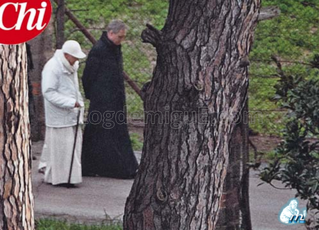 El papa emérito Benedicto XVI captado por paparazzis.