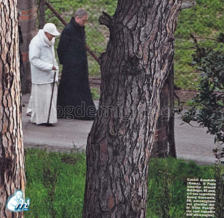 El papa emérito Benedicto XVI captado por paparazzis.