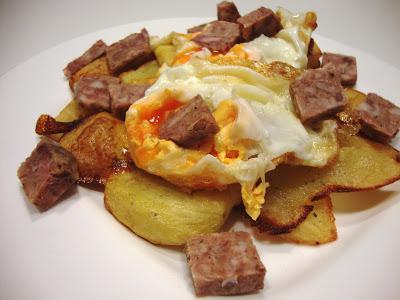 Huevos rotos con bull blanco