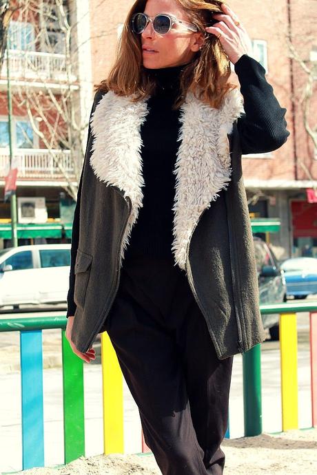 negro total con chaleco