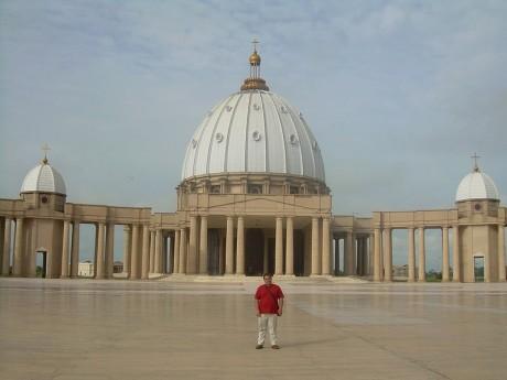 800px Notre Dame de la Paix 460x345 Réplica del Vaticano en África