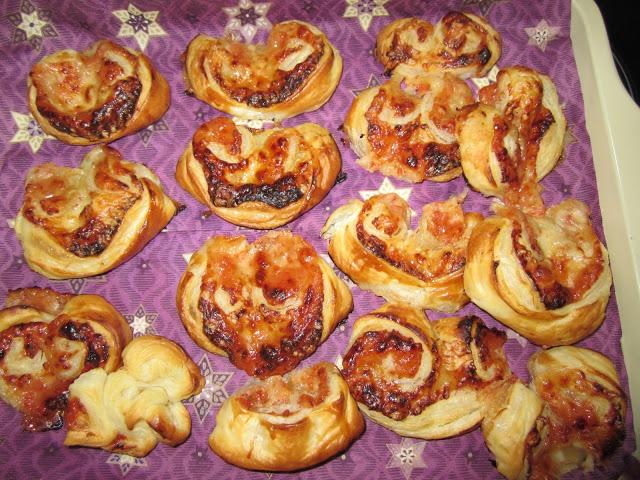 PALMERITAS DE QUESO Y DULCE DE TOMATE