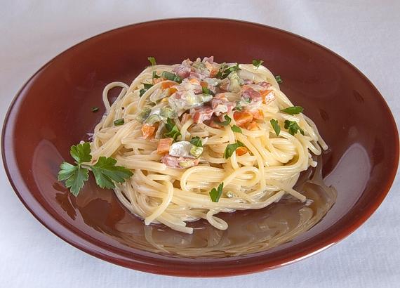 Espaguetis con salsa de nata, jamón y verduras