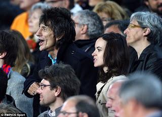 Ron Wood estuvo ayer en el Camp Nou viendo al FC Barcelona ganar al AC Milan