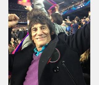 Ron Wood estuvo ayer en el Camp Nou viendo al FC Barcelona ganar al AC Milan