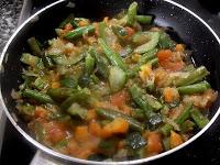 Calabacines rellenos con verduras, langostinos y reducción de Módena.