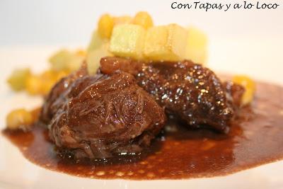 Jarrete al chocolate con garbanzos y patatas fritos