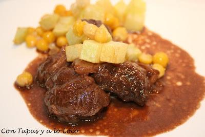 Jarrete al chocolate con garbanzos y patatas fritos