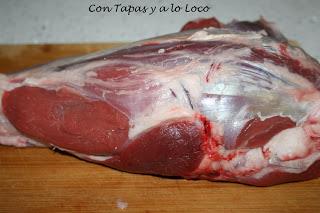 Jarrete al chocolate con garbanzos y patatas fritos