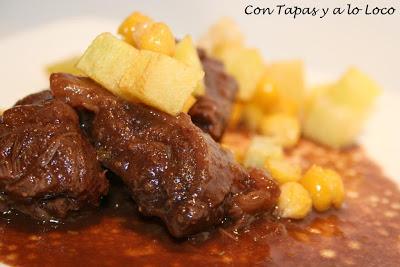 Jarrete al chocolate con garbanzos y patatas fritos