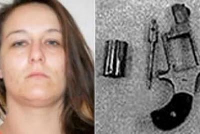 Escondía un arma en la vagina y droga en el ano