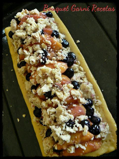 Tarta de duraznos y arándanos