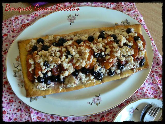 Tarta de duraznos y arándanos