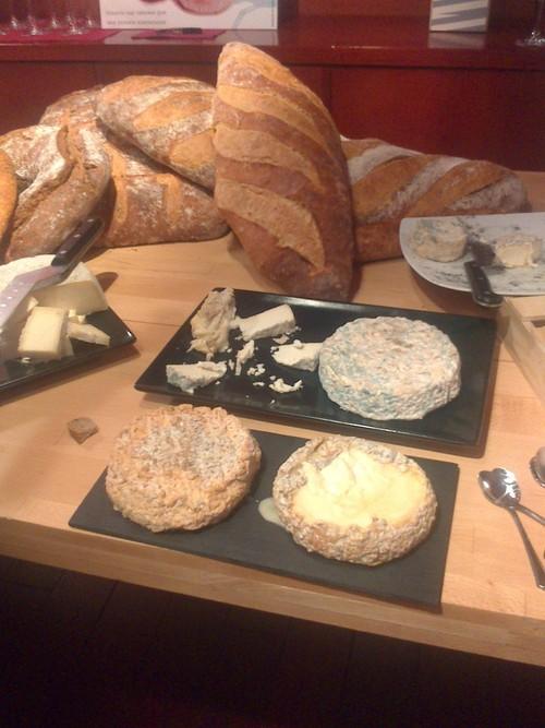 Deliciosa cata de quesos de @cantagrullas en @vinarium que...