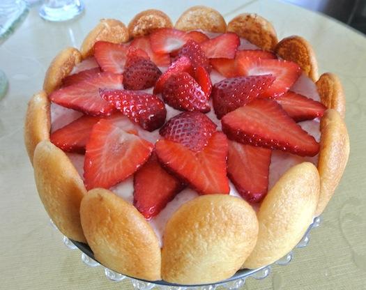 Charlotte con mousse de fresas