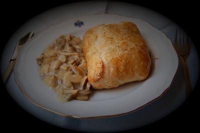 Sorpresa de salmón y guarnición de champiñones al vino