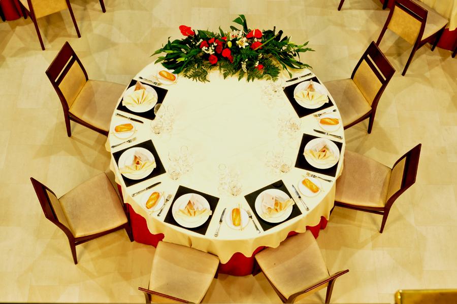 detalle-banquete-mesa-redonda-presidencial