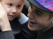 Justin Bieber muestra pequeño hermano Jaxon