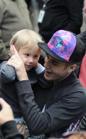 Justin Bieber se muestra con su pequeño hermano Jaxon