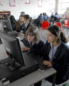 (618) BUSCANDO EL FUTURO TECNOLÓGICO EN LAS MATERIAS ESCOLARES