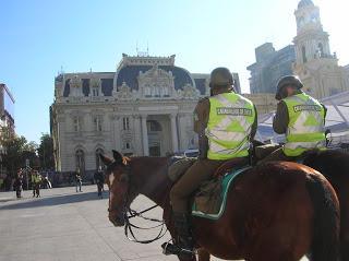 Santiago de Chile, Correos central, carabineros , Chile, vuelta al mundo, round the world, La vuelta al mundo de Asun y Ricardo