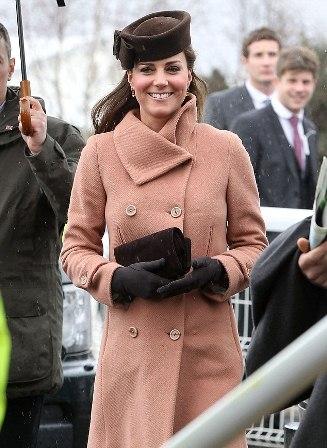 Kate Middleton, una duquesa minifaldera en las carreras de Gloucestershire