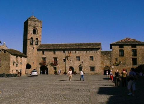 La Plaza Mayor de Aínsa de estilo medieval.