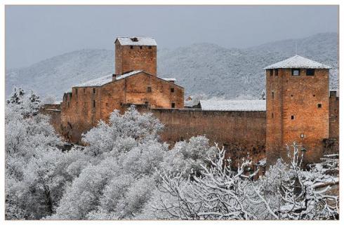 Castillo de aínsa en la provincia de huesca de la comunidad de aragón.