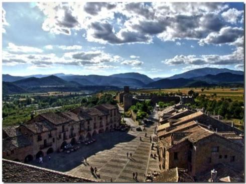panoramica de la ciudad de aínsa en la provincia de huesca en aragon.