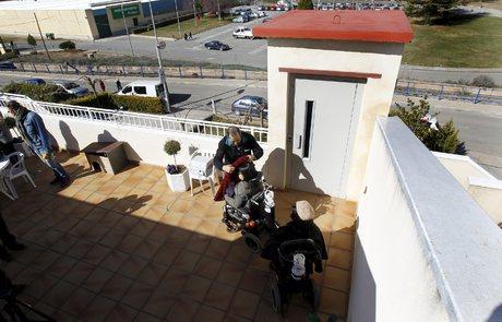 Miriam y Alba Escuín acceden a la primera planta de su edificio a través del elevador .. ANTONIO GARC&IACUTE;A/BYKOFOTO