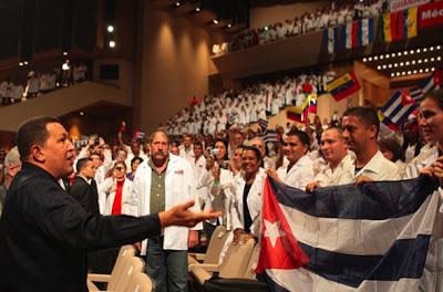Médicos cubanos permanecerán en Venezuela brindando salud dice Maduro