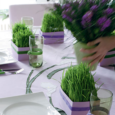 UNA MESA DECORADA EN MORADO Y VERDE