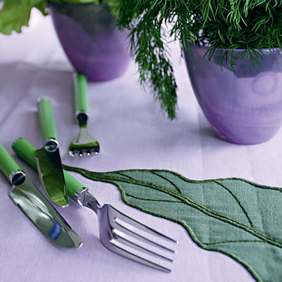 UNA MESA DECORADA EN MORADO Y VERDE