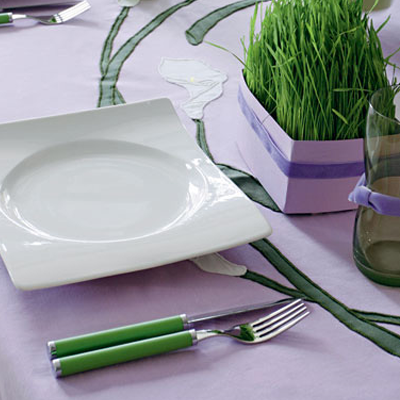 UNA MESA DECORADA EN MORADO Y VERDE