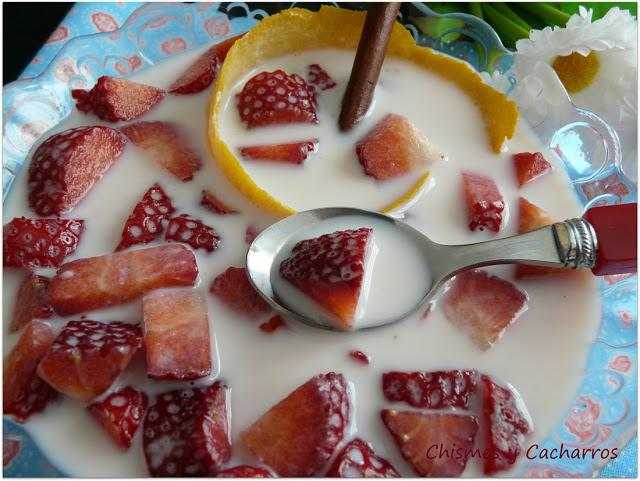 Fresas con leche aromatizada.