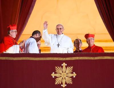 El Vaticano elige a un papa argentino, tolerante con el nacismo y las dictaduras y desbordado por la corrupción.