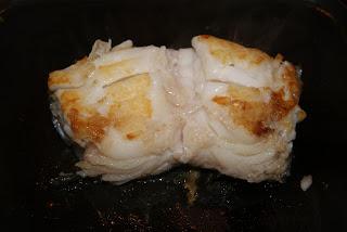 Bacalao Fresco con Cebolla Caramelizada, Patata Panadera y Chips de Verdura