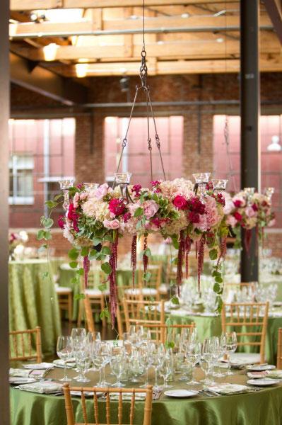Es Tendencia: centros de mesa colgantes para banquetes de boda