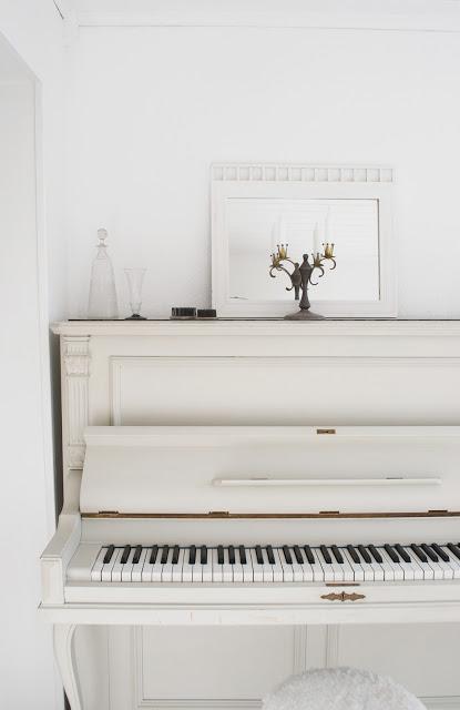 Un antiguo piano de madera blanco