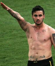 Giorgos Katidis celebra su gol con saludo nazi