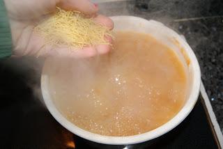 Sopa de Pollo express con Fideos y Huevo