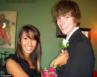 Joven se rapa la cabeza para apoyar a novia con cáncer