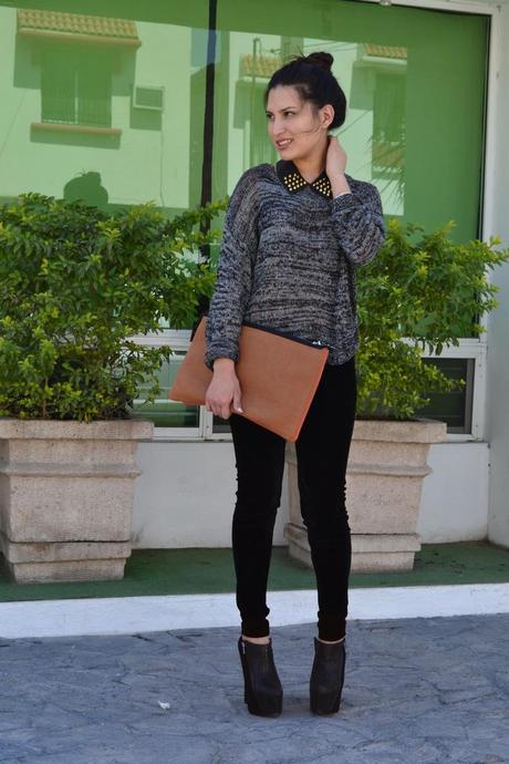 El outfit del sábado pasado: collar de pinchos y clutch bicolor