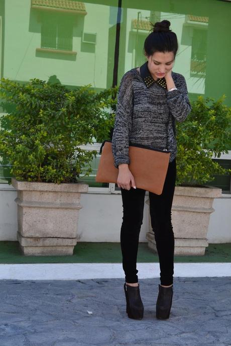 El outfit del sábado pasado: collar de pinchos y clutch bicolor